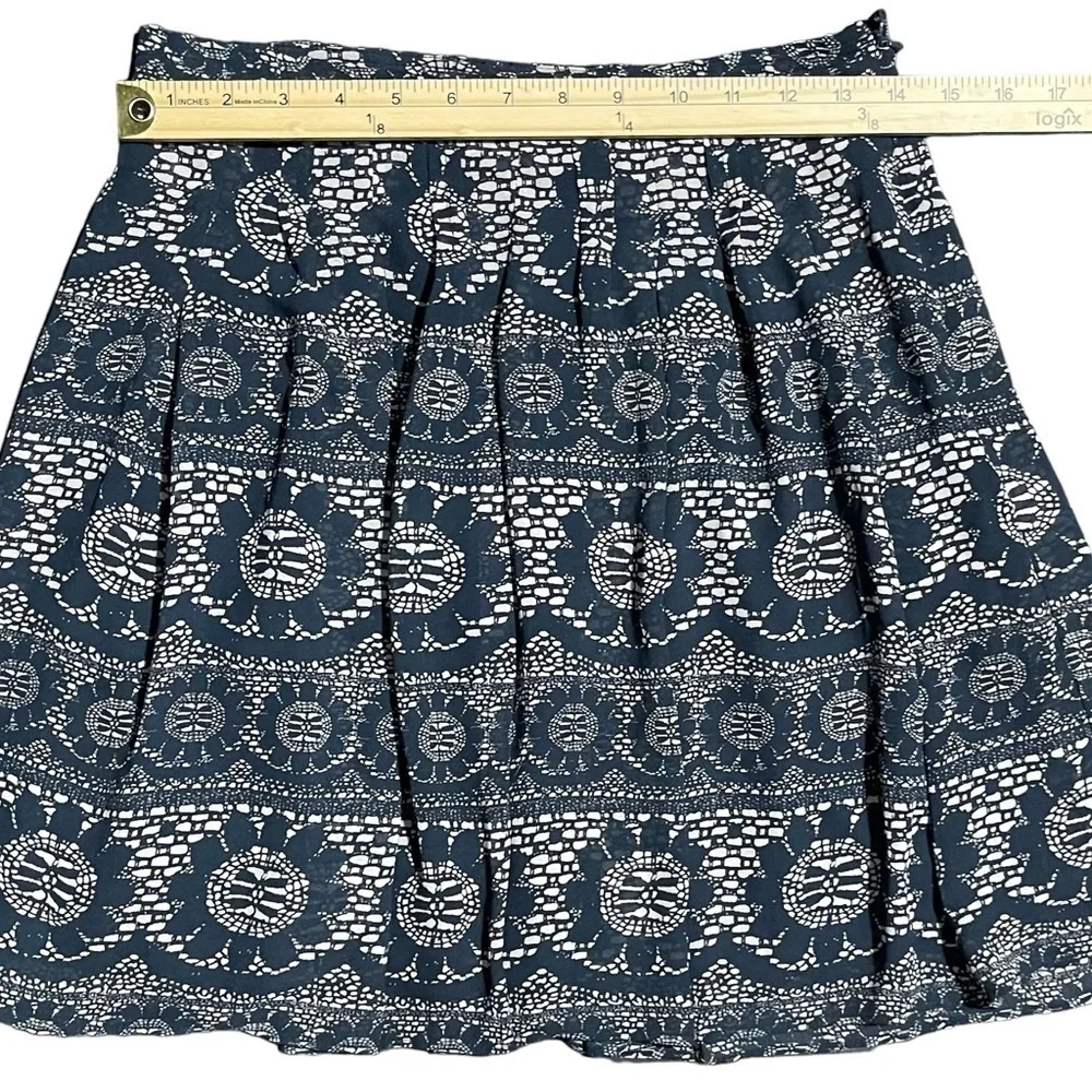 Women’s Gap Skirt Dark Blue and Cream Flower Lace Print Lined Pleated Size 1